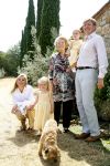 Tavarnelle 6 juli 2006
Koningin Beatrix met Prinses Maxima Prins Willem Alexander Amalia en Alexia tijdens fotomoment op vakantie.