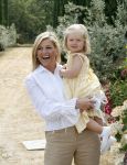 Tavarnelle 6 juli 2006
Koningin Beatrix met Prinses Maxima Prins Willem Alexander Amalia en Alexia tijdens fotomoment op vakantie.