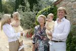 Tavarnelle 6 juli 2006
Koningin Beatrix met Prinses Maxima Prins Willem Alexander Amalia en Alexia tijdens fotomoment op vakantie. Mastino Napolitana