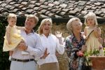 Tavarnelle 6 juli 2006
Koningin Beatrix met Prinses Maxima Prins Willem Alexander Amalia en Alexia tijdens fotomoment op vakantie.
