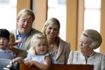 Apeldoorn 18 augustus 2006
Fotosessie Koningin Beatrix met Maxima Prins Willem Alexander Amalia Alexia en zijne keizerlijke hoogheden van japan Prins Naruhito Prinses Masako en hun dochtertje Aiko bij paleis het Loo.