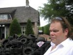 Aalsmeer 22 juli 2006
Menno Kohler heeft voor zijn programma Kucky Loosers allemaal oude autobanden voor het huis van Gerard Joling gegooid.