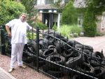 Aalsmeer 22 juli 2006
Menno Kohler heeft voor zijn programma Kucky Loosers allemaal oude autobanden voor het huis van Gerard Joling gegooid.