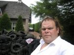 Aalsmeer 22 juli 2006
Menno Kohler heeft voor zijn programma Kucky Loosers allemaal oude autobanden voor het huis van Gerard Joling gegooid.