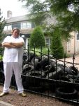 Aalsmeer 22 juli 2006
Menno Kohler heeft voor zijn programma Kucky Loosers allemaal oude autobanden voor het huis van Gerard Joling gegooid.