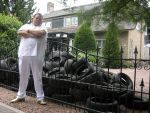 Aalsmeer 22 juli 2006
Menno Kohler heeft voor zijn programma Kucky Loosers allemaal oude autobanden voor het huis van Gerard Joling gegooid.