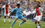 Amsterdam 13 augustus 2006
AJAX-PSV 3-1 om de Johan Cruyffschaal in de arena.
Urby Emanuelson in duel met Michael lamey
Peter Smulders bv