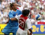 Amsterdam 13 augustus 2006
AJAX-PSV 3-1 om de Johan Cruyffschaal in de arena.
George Ogararu in duel met Mika Vayrynen
Peter Smulders bv