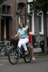 Amsterdam 16 augustus 2006
Nada v Nie op fiets met haar zoontje achterop