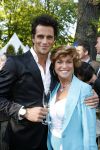 Wassenaar 6 juni 2006
Auberge de Kievit gekozen tot terras van het jaar door talkies.
Netty v d Veer met danser.
Peter Smulders bv