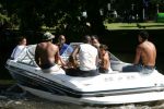 Amsterdam, 12 Juli 2006 Amsterdamse grachten.
Patrick Kluivert met zijn kinderen en familie en vrienden niet voetballend in Valencia maar varend op een speed boot
© Foto Peter Smulders BV