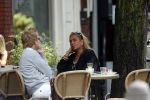 Amsterdam 4 augustus 2006.
Patty Brard op terras bij Joffers met sebastiaan.