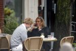 Amsterdam 4 augustus 2006.
Patty Brard met gsm op terras bij Joffers met sebastiaan.