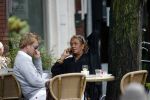 Amsterdam 4 augustus 2006.
Patty Brard met gsm op terras bij Joffers met sebastiaan.