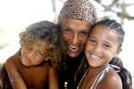 Ibiza 27 juli 2006
 Patty Brard en Joelle Gullit en Justin Kluivert  op Ibiza.