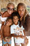 Ibiza 27 juli 2006
Angela Kluivert met haar zoons Justin en Ruben  op Ibiza.  Angela en patty brard
