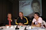 Schiphol 24 augustus 2006
Presentatie nieuwe cd  Jan Smit in het sheraton hotel Schiphol. paul de Leeuw rijkt eerste cd uit