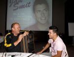 Schiphol 24 augustus 2006
Presentatie nieuwe cd  Jan Smit in het sheraton hotel Schiphol. paul de Leeuw rijkt eerste cd uit