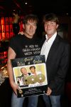 Blaricum 17 mei 2006
Gerard Joling  Gordon en Peter Gallas met gouden dvd