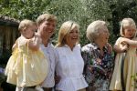 Tavarnelle 6 juli 2006
Koningin Beatrix met Prinses Maxima Prins Willem Alexander Amalia en Alexia tijdens fotomoment op vakantie.