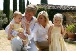 Tavarnelle 6 juli 2006
Koningin Beatrix met Prinses Maxima Prins Willem Alexander Amalia en Alexia tijdens fotomoment op vakantie.