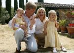 Tavarnelle 6 juli 2006
Koningin Beatrix met Prinses Maxima Prins Willem Alexander Amalia en Alexia tijdens fotomoment op vakantie.