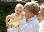 Tavarnelle 6 juli 2006
Koningin Beatrix met Prinses Maxima Prins Willem Alexander Amalia en Alexia tijdens fotomoment op vakantie.
