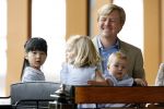 Apeldoorn 18 augustus 2006
Fotosessie Koningin Beatrix met Maxima Prins Willem Alexander Amalia Alexia en zijne keizerlijke hoogheden van japan Prins Naruhito Prinses Masako en hun dochtertje Aiko bij paleis het Loo.