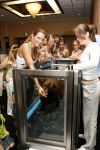Amsterdam 16 juli 2006
OPening honden spa in het hilton hotel
Quinty trustfull met dochter en hond
