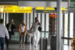 Schiphol 22 juni 2006
John de Wolf brengt zijn nieuwe vriendin Rebecca Loos naar het vliegveld.
Peter Smulders bv