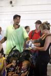 Barcelona 30 juli 2006
Zangeres Anouk met haar man Remon Stotijn (postman) en Benjahmin Elijah enPhoenix op vlieveld Barcelona.