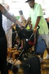 Barcelona 30 juli 2006
Zangeres Anouk met haar man Remon Stotijn (postman) en Benjahmin Elijah enPhoenix op vlieveld Barcelona.