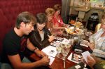Amsterdam, 24 Juni 2006 Ontmoeting tussen Gerard Joling en een grote fan van hem Rita Verdonk met haar moeder en zussen
Eerst worden er voor iedereen handtekeningen uitgedeeld.
©Foto Peter Smulders BV