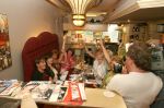 Amsterdam, 24 Juni 2006 Ontmoeting tussen Gerard Joling en een grote fan van hem Rita Verdonk met haar moeder en zussen
Eerst worden er voor iedereen handtekeningen uitgedeeld.
©Foto Peter Smulders BV
