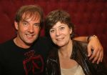 Amsterdam, 24 Juni 2006 Ontmoeting tussen Gerard Joling en een grote fan van hem Rita Verdonk met haar moeder en zussen
Eerst worden er voor iedereen handtekeningen uitgedeeld.
©Foto Peter Smulders BV