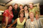 Amsterdam, 24 Juni 2006 Ontmoeting tussen Gerard Joling en een grote fan van hem Rita Verdonk met haar moeder en zussen
Eerst worden er voor iedereen handtekeningen uitgedeeld.
©Foto Peter Smulders BV