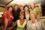 Amsterdam, 24 Juni 2006 Ontmoeting tussen Gerard Joling en een grote fan van hem Rita Verdonk met haar moeder en zussen
Eerst worden er voor iedereen handtekeningen uitgedeeld.
©Foto Peter Smulders BV