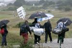 Zandvoort, 10 Augustus 2006
Dutch KLM Open Golf 2006 Kennemer golfclub
Robert Jan Derksen samen met Colin Montgomerie in de regen