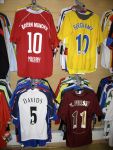 Buenos Aires mei 2006
Voetbal shirts van Dennis Bergkamp Roy Makaay Edgar davids en Robin v Persie in het centrum van Buenos Aires.
