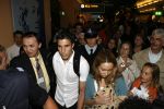 Schiphol 26 juni 2006
Aankomst nederlands elftal na wk.
Robin v Persie met zijn vrouw Bouchra met een poesje.
Peter Smulders bv
