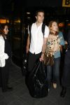 Schiphol 26 juni 2006
Aankomst nederlands elftal na wk.
Robin v Persie met zijn vrouw Bouchra met een poesje.
Peter Smulders bv