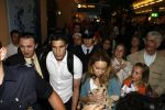 Schiphol 26 juni 2006
Aankomst nederlands elftal na wk.
Robin v Persie met zijn vrouw Bouchra met een poesje.
Peter Smulders bv