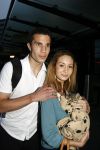 Schiphol 26 juni 2006
Aankomst nederlands elftal na wk.
Robin v Persie met zijn vrouw Bouchra met een poesje.
Peter Smulders bv