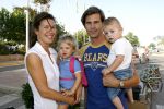 Ibiza 28 juli 2006
Marc v d Loo en Robine v d Meer arriveren op het vliegveld van Ibiza met hun 2 kinderen.