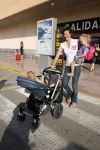 Ibiza 28 juli 2006
Marc v d Loo en Robine v d Meer arriveren op het vliegveld van Ibiza met hun 2 kinderen.