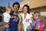 Ibiza 28 juli 2006
Marc v d Loo en Robine v d Meer arriveren op het vliegveld van Ibiza met hun 2 kinderen.