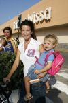 Ibiza 28 juli 2006
Marc v d Loo en Robine v d Meer arriveren op het vliegveld van Ibiza met hun 2 kinderen.