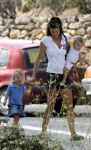 Ibiza 29 juli 2006
Robine v d Meer gaat boodschappen doen met haar zoontje en dochtertje