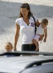 Ibiza 29 juli 2006
Robine v d Meer gaat boodschappen doen met haar zoontje en dochtertje