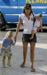 Ibiza 29 juli 2006
Robine v d Meer gaat boodschappen doen met haar zoontje en dochtertje